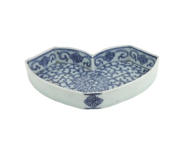 CHINESE 18TH CENTURY B/W HEART-SHAPED DISH