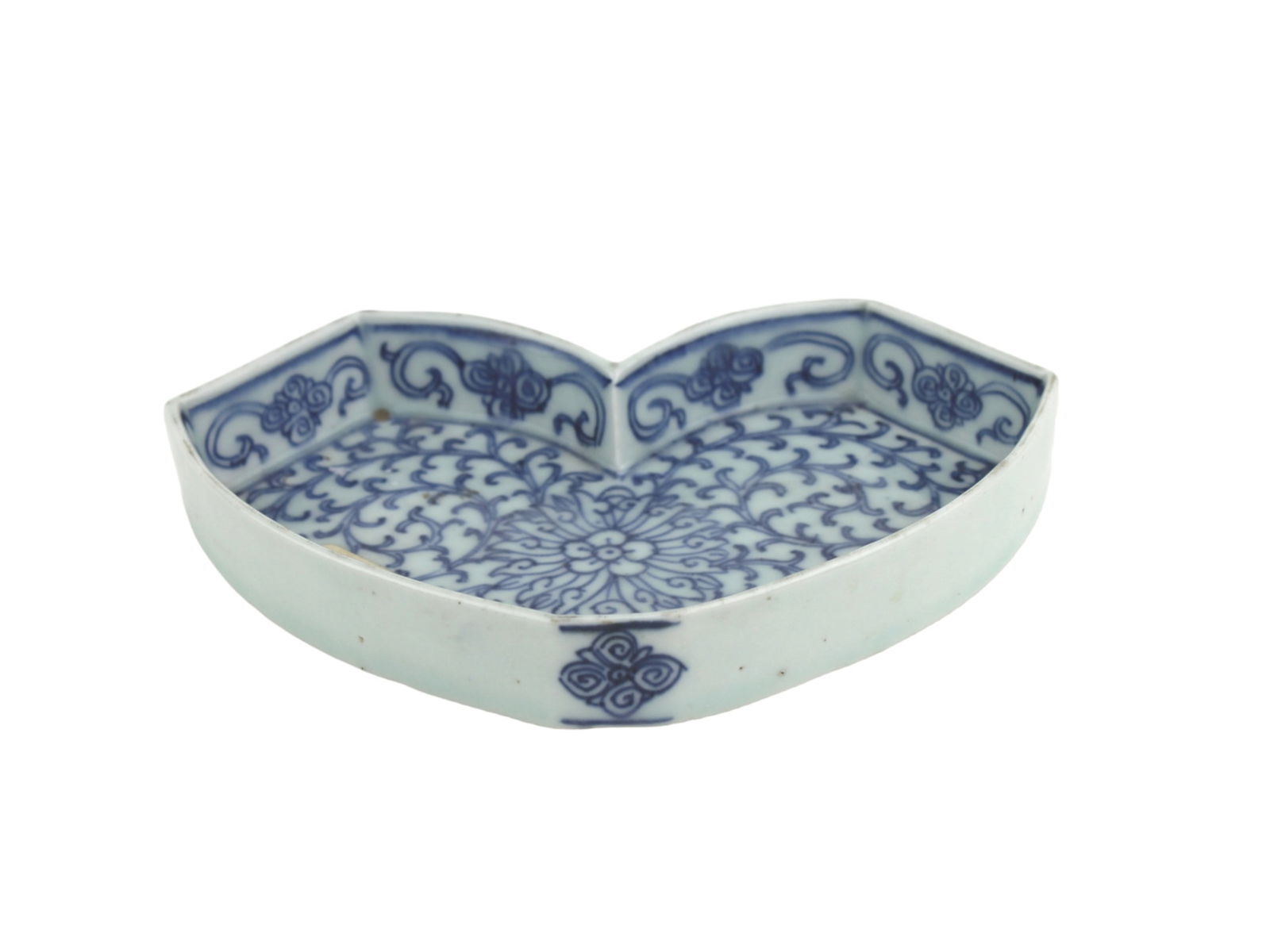 CHINESE 18TH CENTURY B/W HEART-SHAPED DISH (1 of 6)