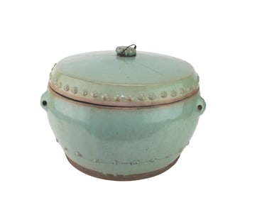A LARGE CHINESE GREEN GLAZE LIDDED POTTERY JAR