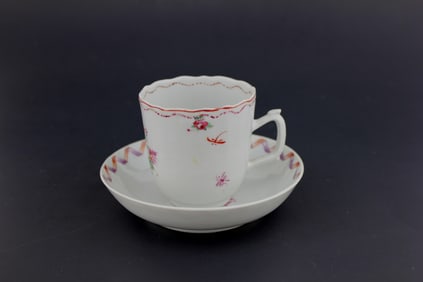A CHIENSE EXPORT TEA CUP WITH SAUCER