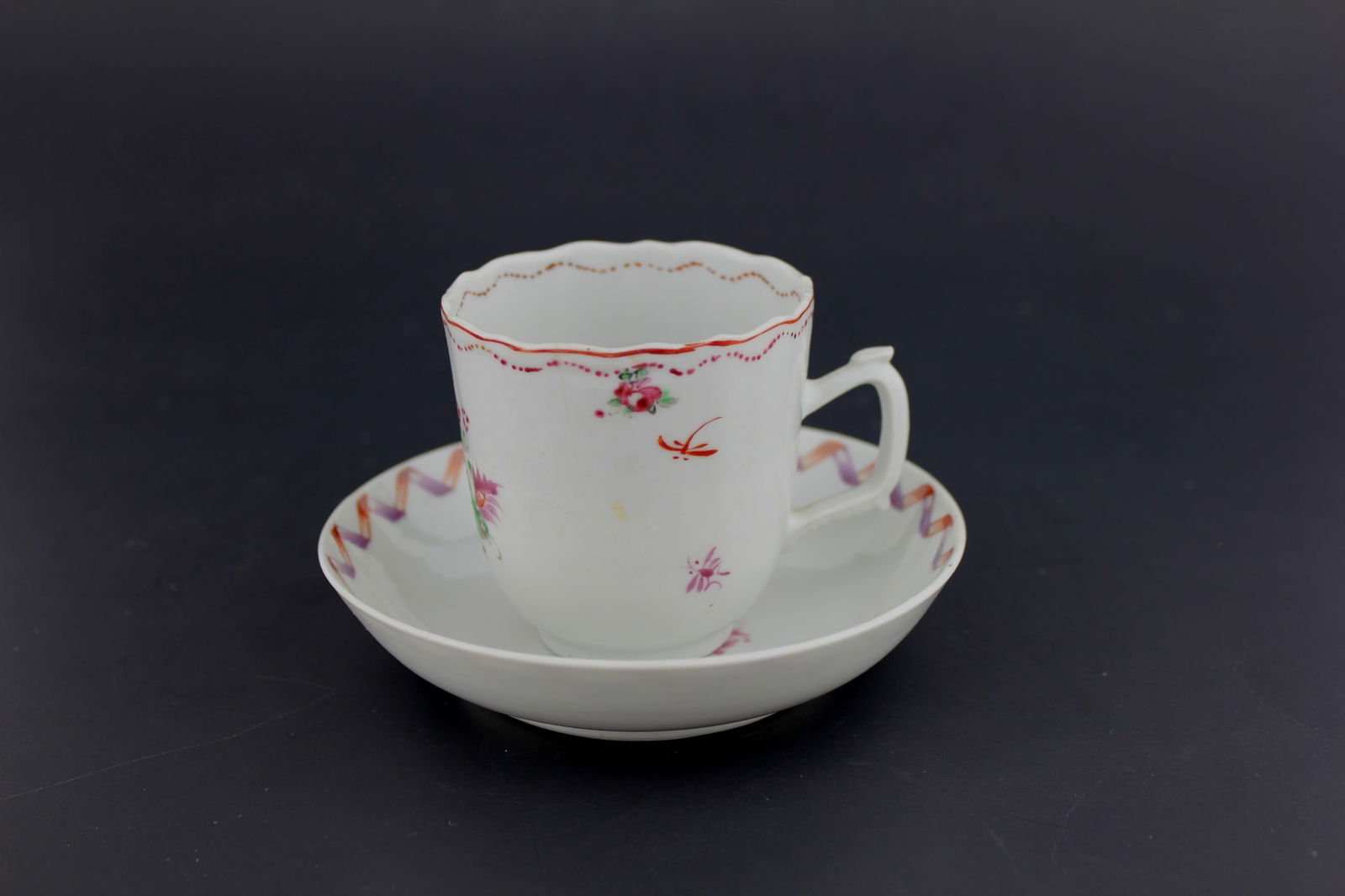 A CHIENSE EXPORT TEA CUP WITH SAUCER (1 of 8)