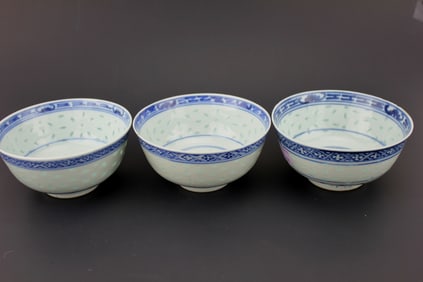 THREE CHINESE EXPORT B/W RICE GRAIN BOWLS
