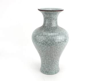 CHINESE CRACKLE GLAZE CELADON VASE