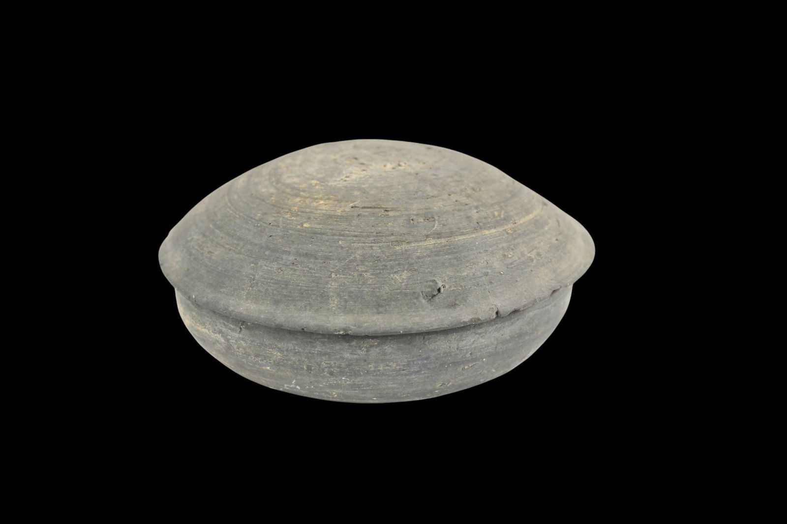 AN ANTIQUE CHINESE POTTERY LIDDED BOWL (1 of 3)