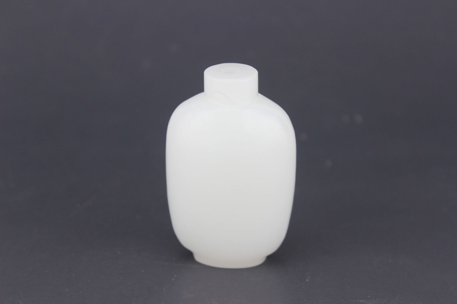 A White Peking Glass Snuff Bottle (1 of 3)