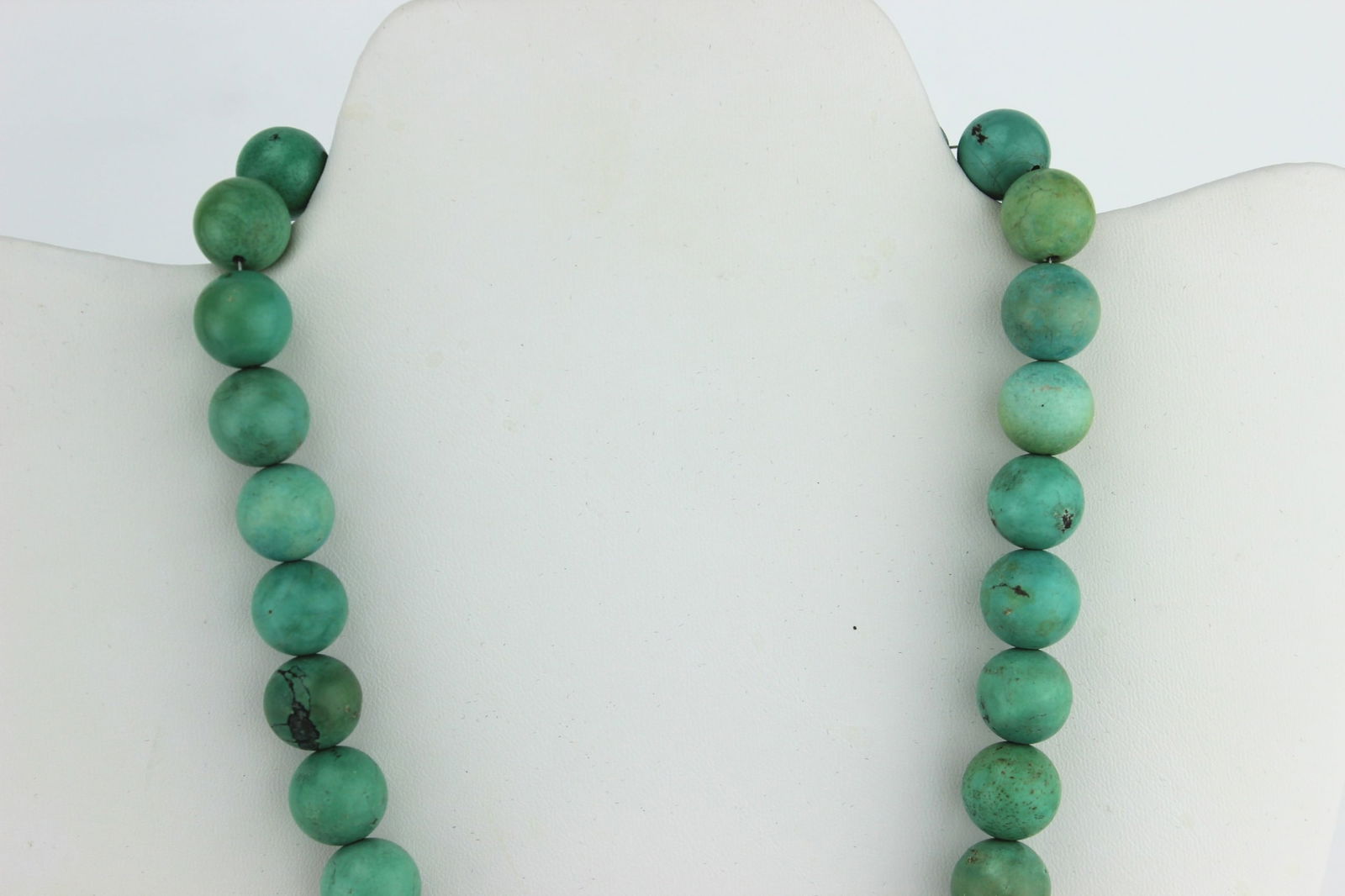 A TURQUOISE BEAD NECKLACE - 3