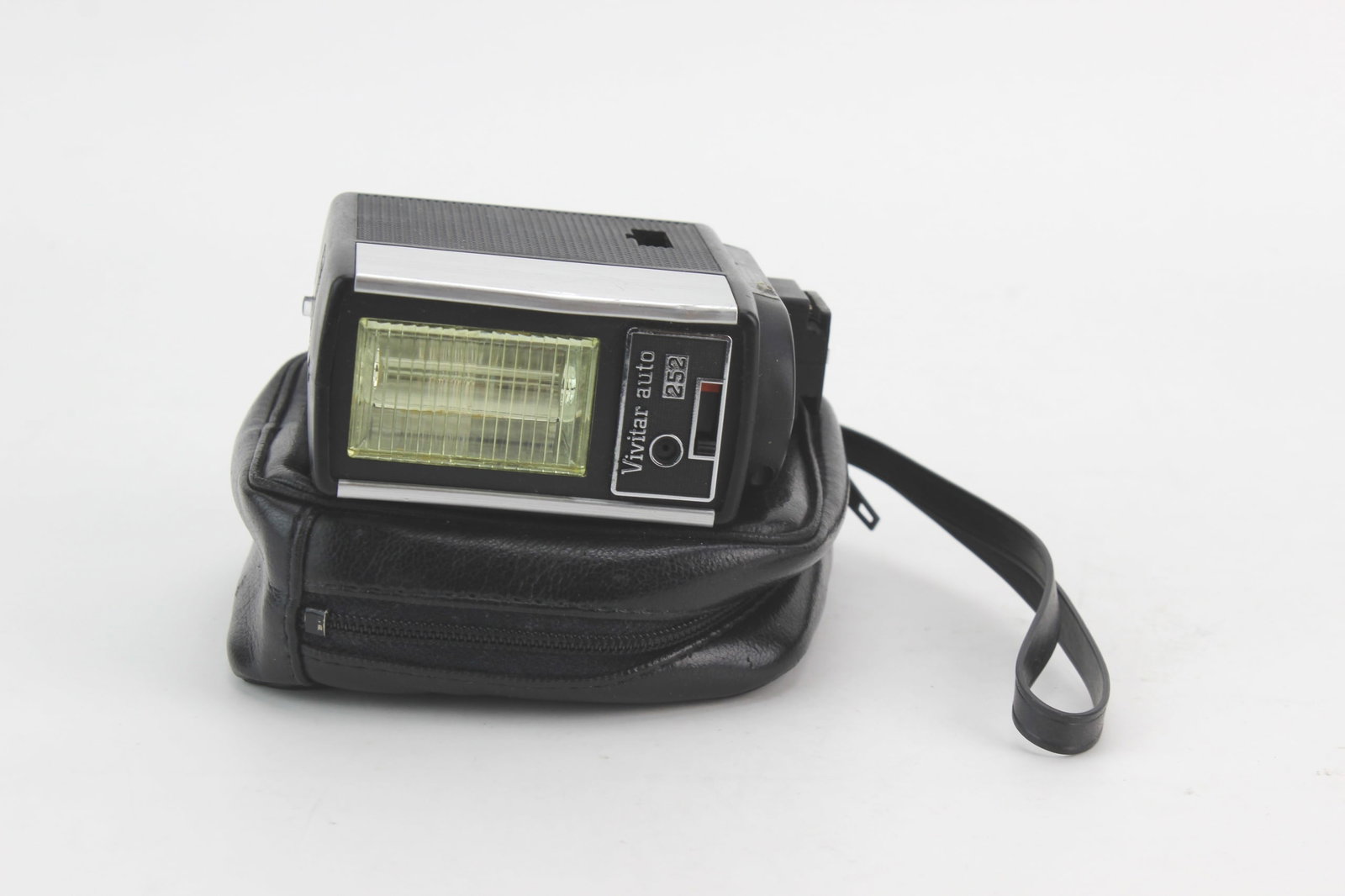 Vivitar Auto 252 Flash w/ Case: Vivitar Auto 252 electronic flash unit with soft case.