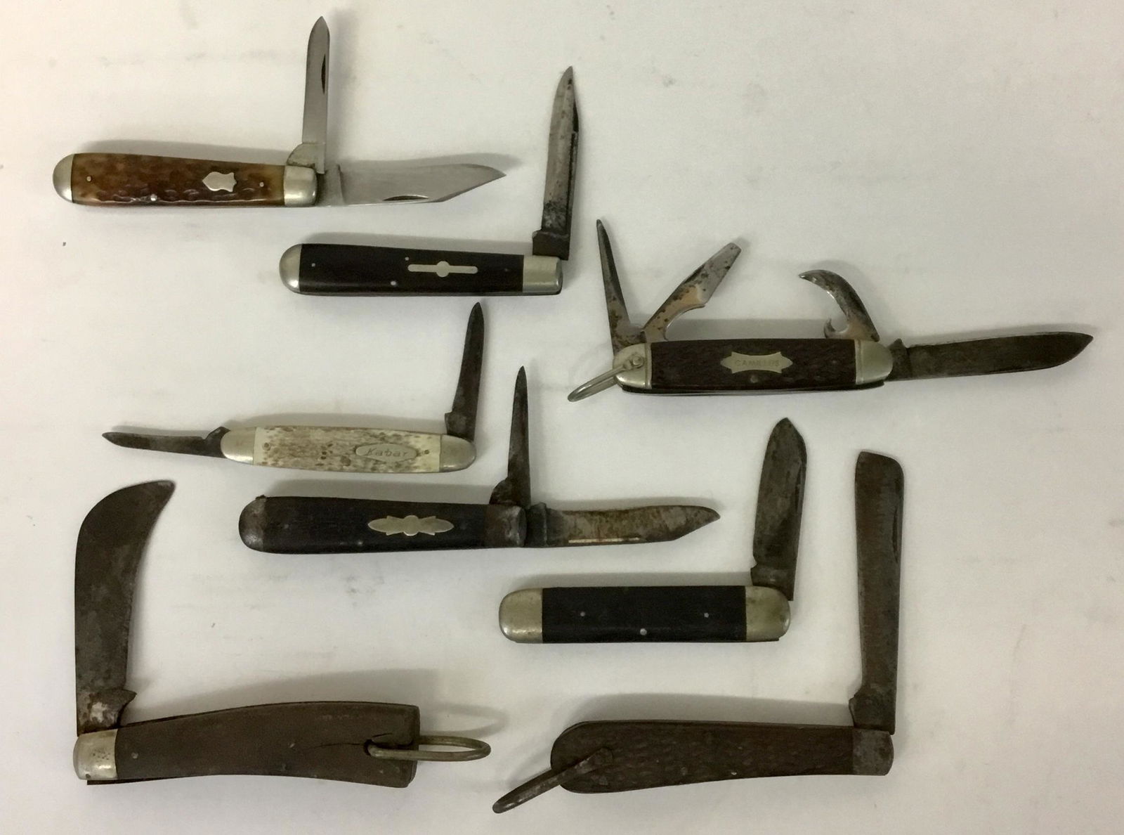 Lot of 8 Vintage Pocket Knives Camillus Ulster Kabar: Eight old pocketknives icluding Walden, Camillus, Kabar 1059, Schrade and Ulster.