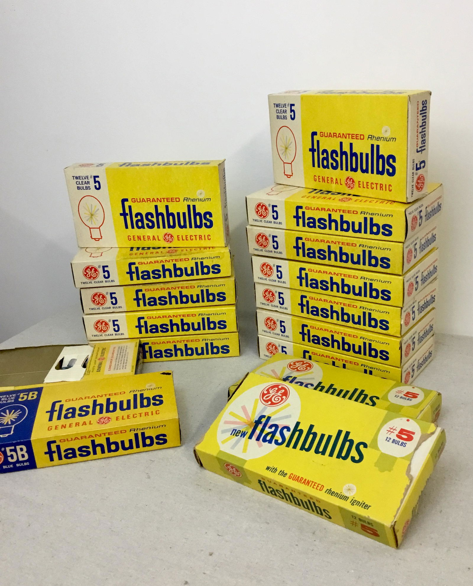 15 Boxes Vintage Flashbulbs GE 5 and 5B (1 of 3)