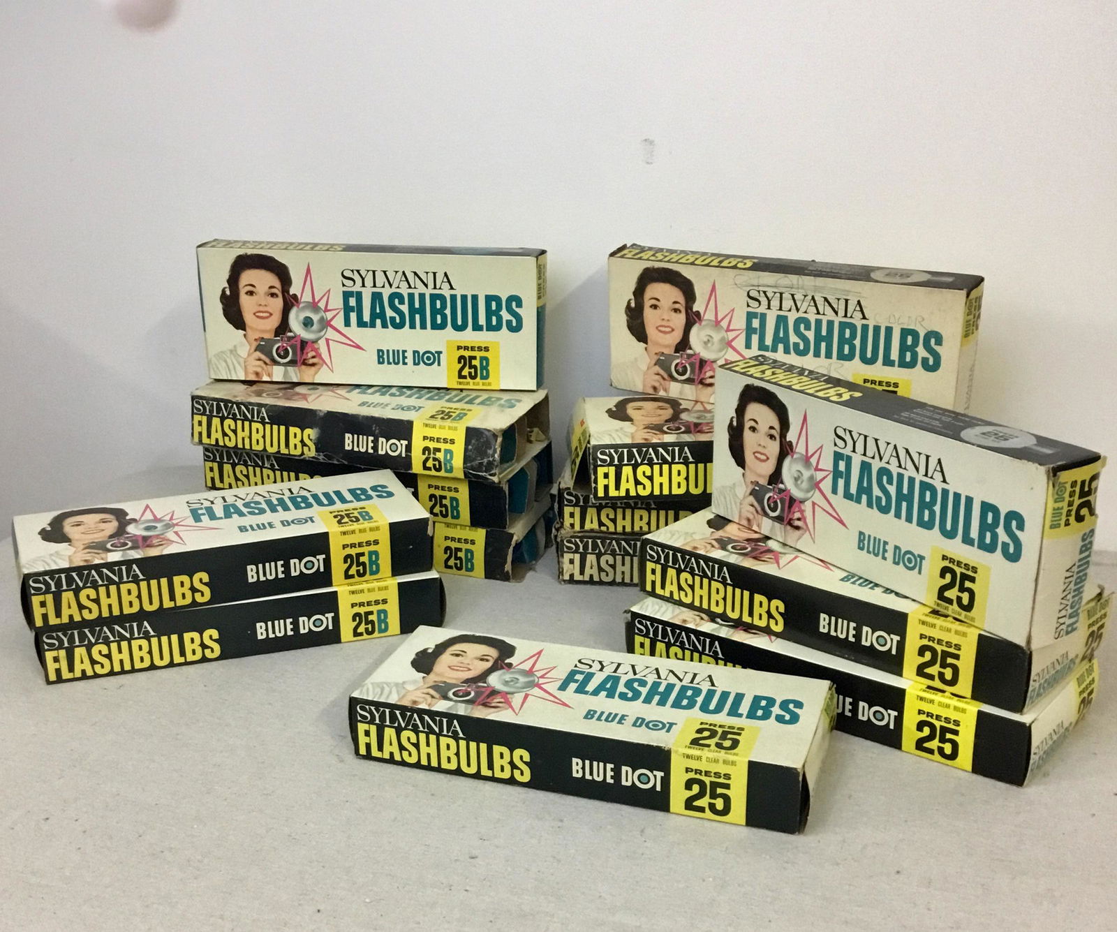 Vintage Sylvania Blue Dot Flashbulbs Press 25 and Press (1 of 3)