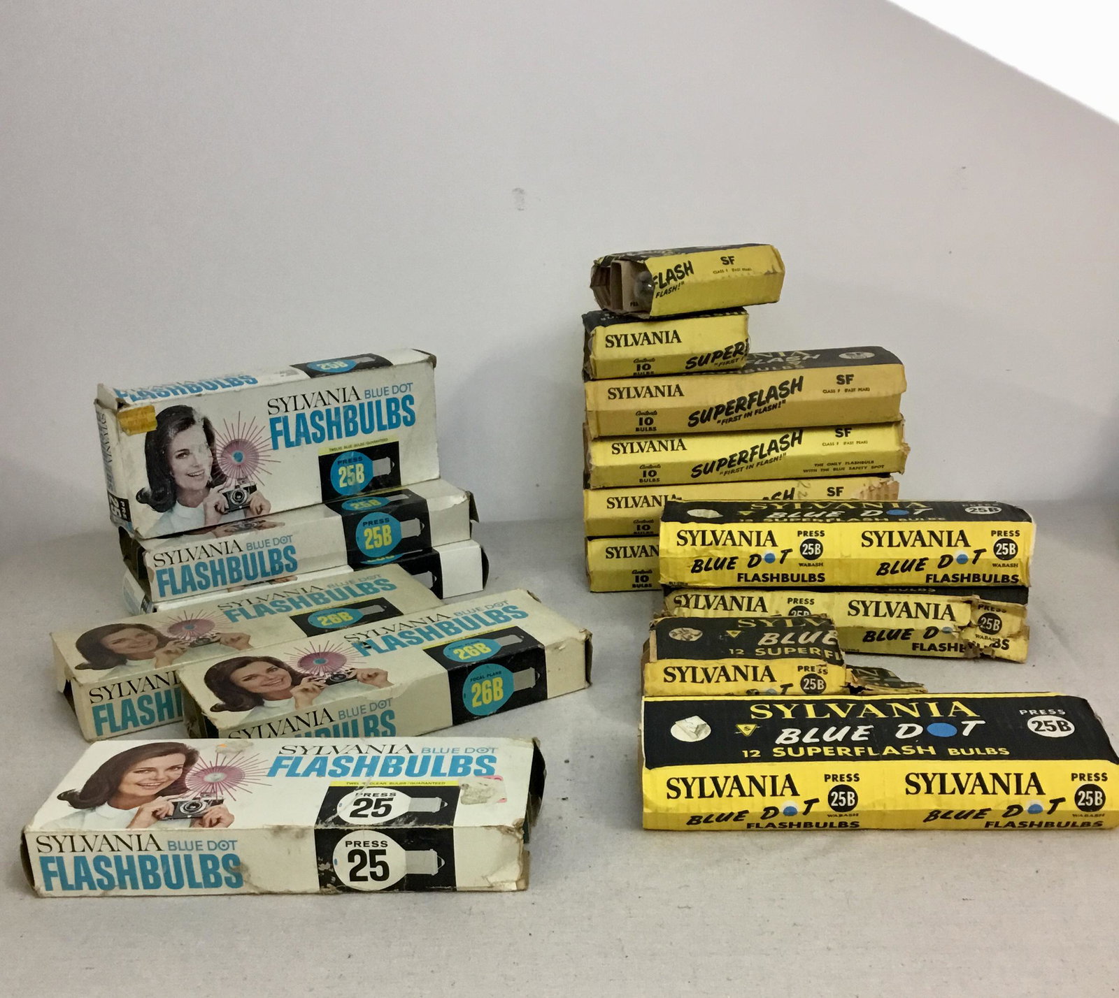 Vintage Sylvania Flashbulbs 25B 26B SF: Lot of vintage Sylvania flash bulbs Press 25, Press 25B and 26B and SF