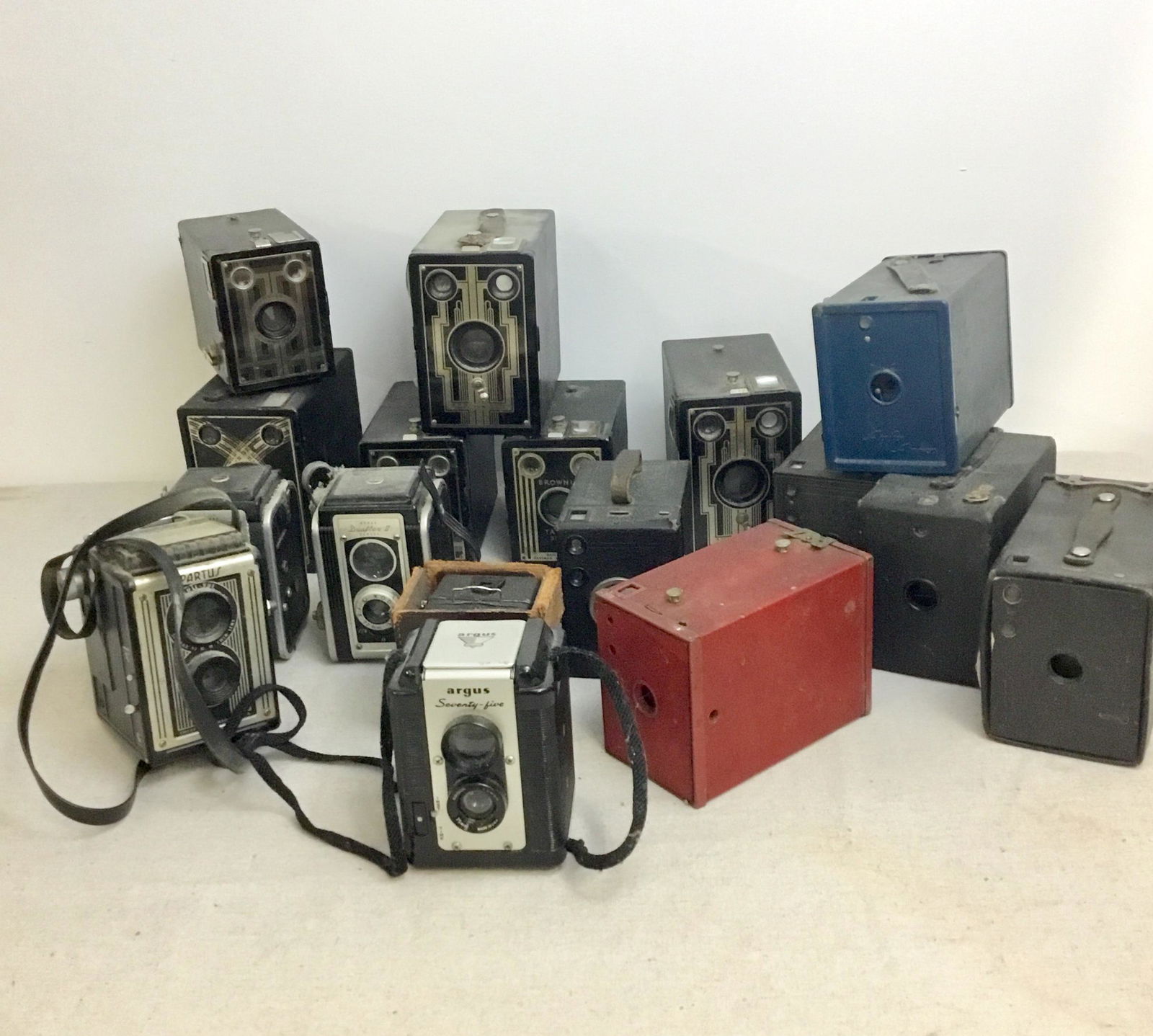 Lot Antique Box Cameras Argus Spartus Kodak Zeiss (1 of 4)