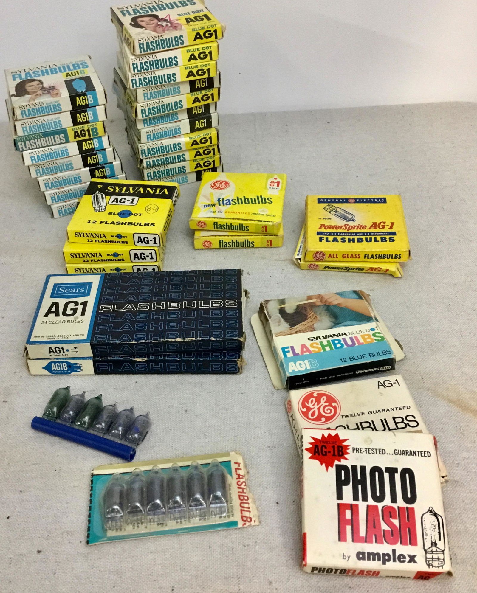 Lot of Vintage Flashbulbs AG1 AG1B GE Sylvania (1 of 3)