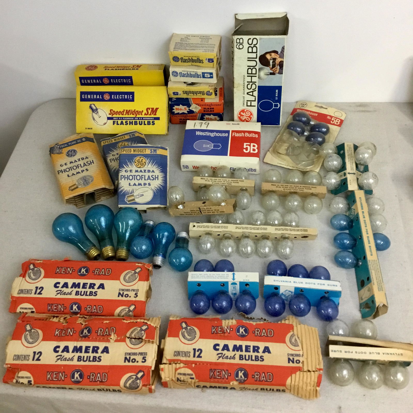 Lot of Vintage Flashbulbs GE Mazda Ken-Rad Westinghouse (1 of 4)