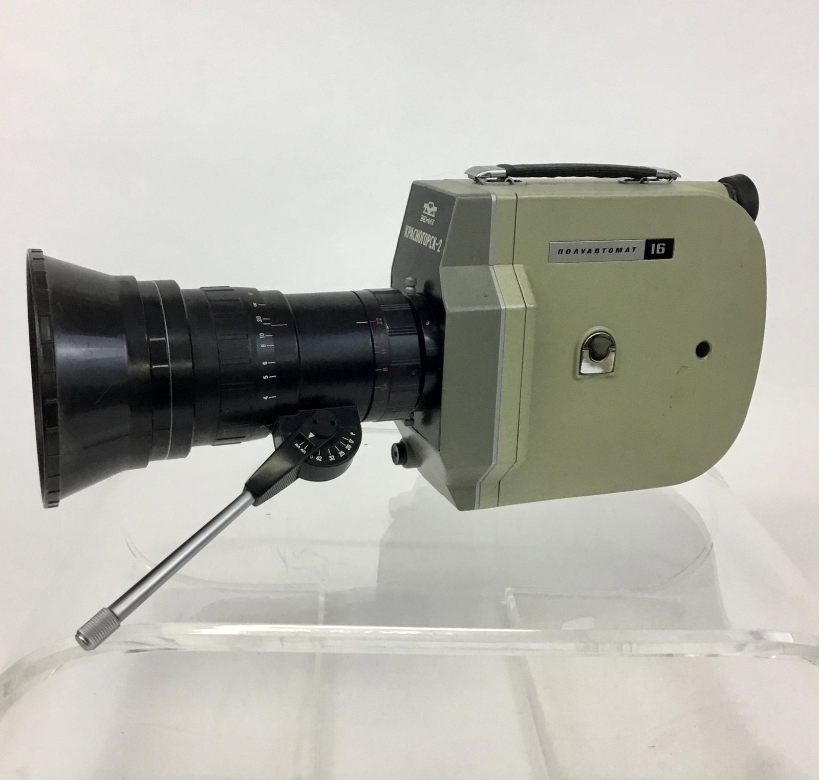 Vintage Russian 16mm Film Camera Noayabtomat: 1950s 60s 16 mm film camera marked Zehnt (?) Kpachotopck-2 and Noayabtomat 16. (Apologies for butchering the name.) With Meteop lens and sunshade.