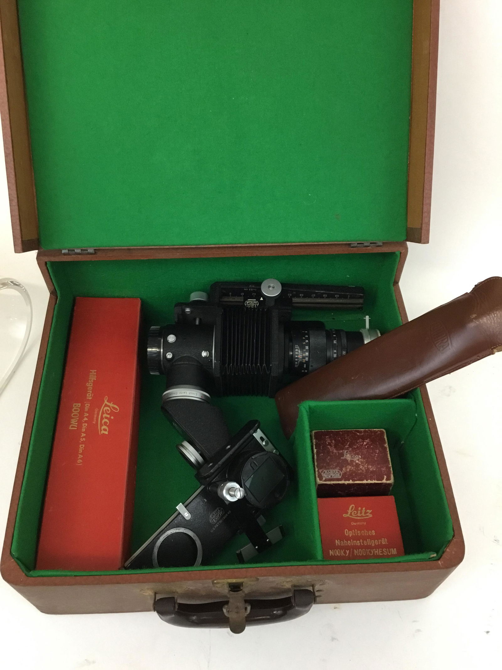 Leitz Leica Outfit and Accessories in Case Germany Copy (1 of 14)