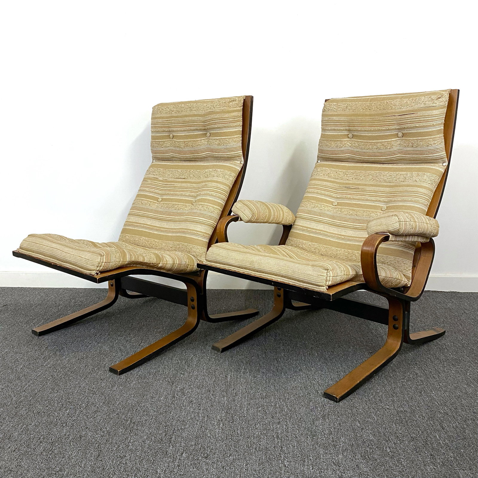 Pair Vintage Ingmar Relling Chairs: Nice pair of Ingmar Relling chairs. There is one armchair and one without arms. Upholstered in a textured fabric.