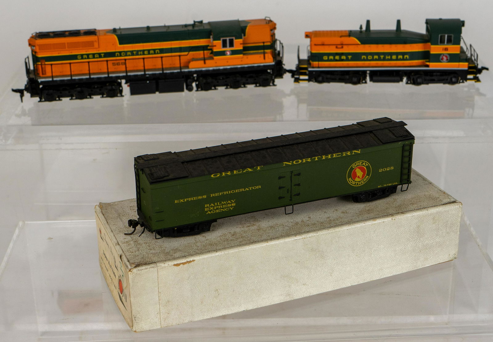 Two Life Like Great Northern Model Trains and Kadee GN 2028 in Box (1 of 12)