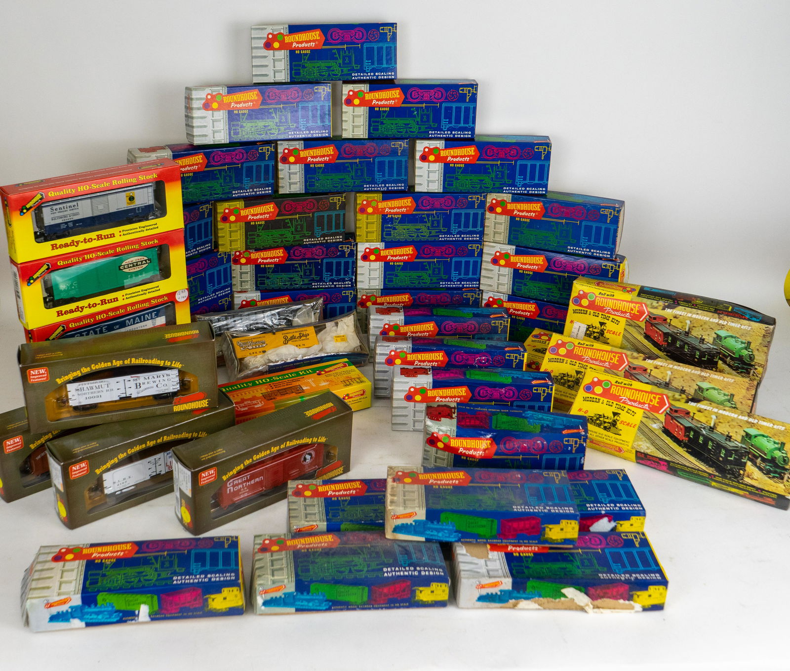 Large Lot Model RR Trains Roundhouse Products (1 of 20)