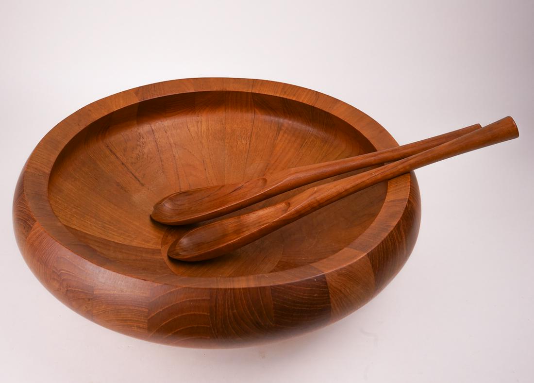 Dansk IHQ Denmark Salad Bowl with Servers: Pretty and classic, Dansk's classic Quistgaard round bowl in teak with the matching serving pieces. There is a tight separation in the bowl, and a chip to one server. Please see all photos.