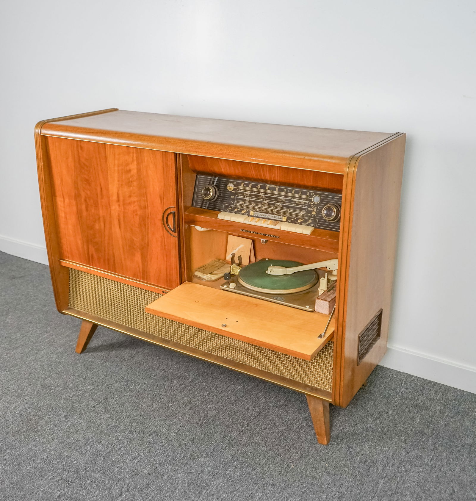 Grundig Majestic 8066 Stereo Cabinet with Turntable (1 of 18)