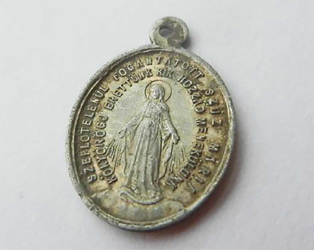 Original Poland WW2 Medal Badge w. Catholic Hurch: For your consideration here is the Original Rare Poland WW2 Medal Badge with Catholic hurch Motive. 100% original. Combined shipping is available. Our Buyer 's Premium is ZERO - 0% !! Start price is $