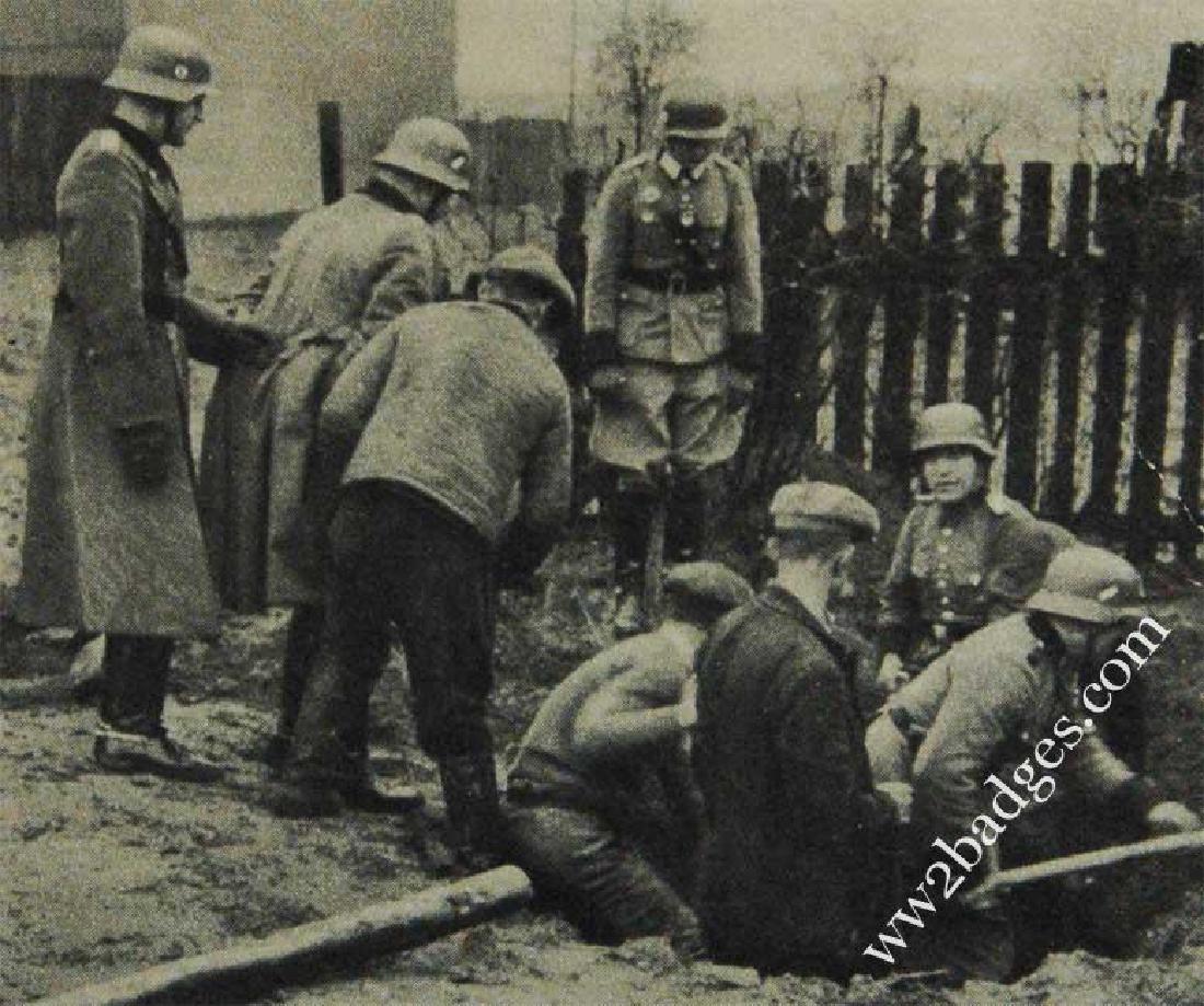German WW2 Police Postcard w. weapons, 1939 - 1940 (1 of 5)