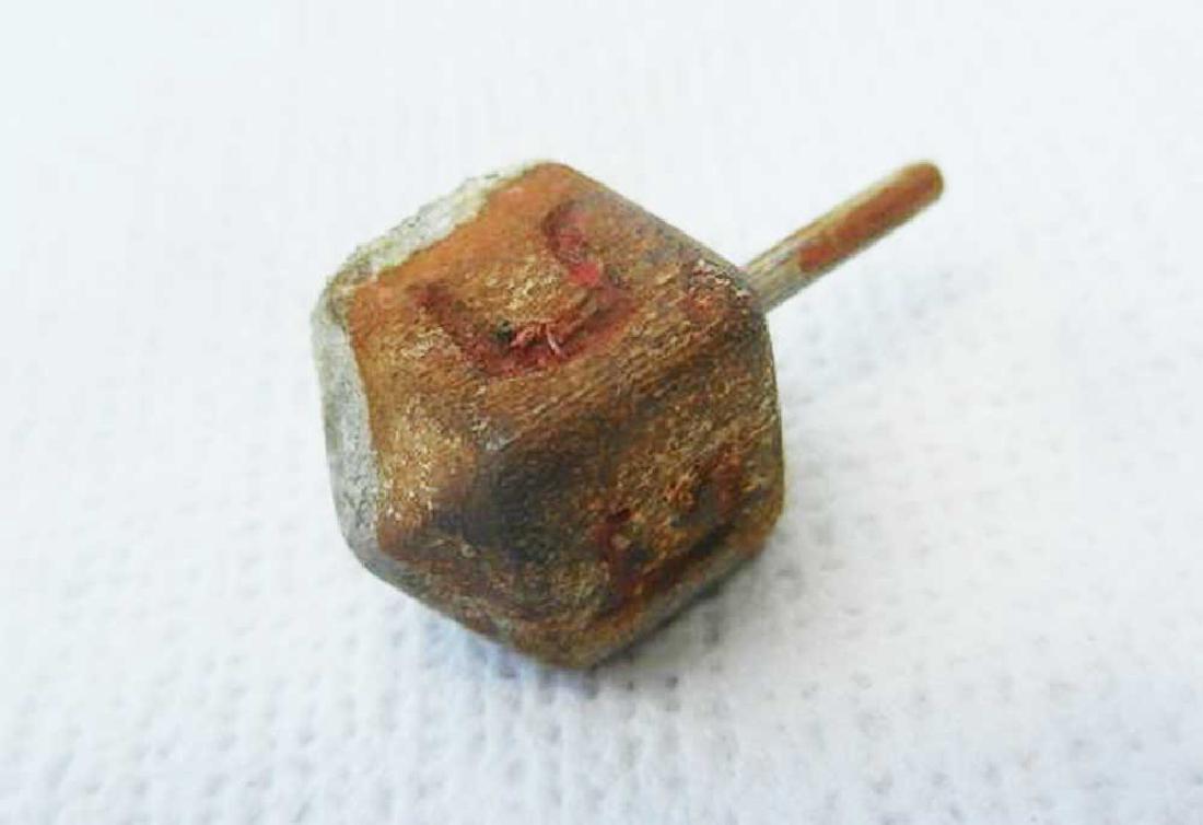 Jewish WW2 Children GAME Drejdel from Litzmannstadt: This item depicted in the images below is a rare Jewish WW2 VERY OLD Wood Children GAME Drejdel from Litzmannstadt in Poland. The size is 27 x 12 x 12 mm. 100% original ! The item bought on eBay from 