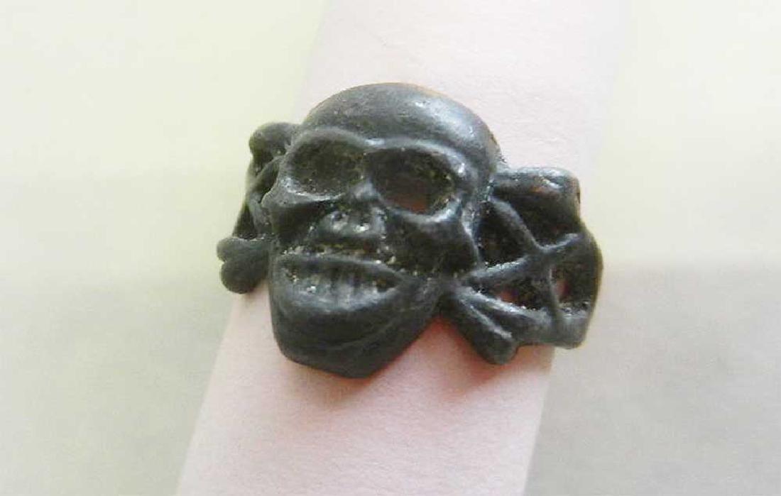 German WW2 Ring w. Skull & Bones, Trench Art (1 of 10)