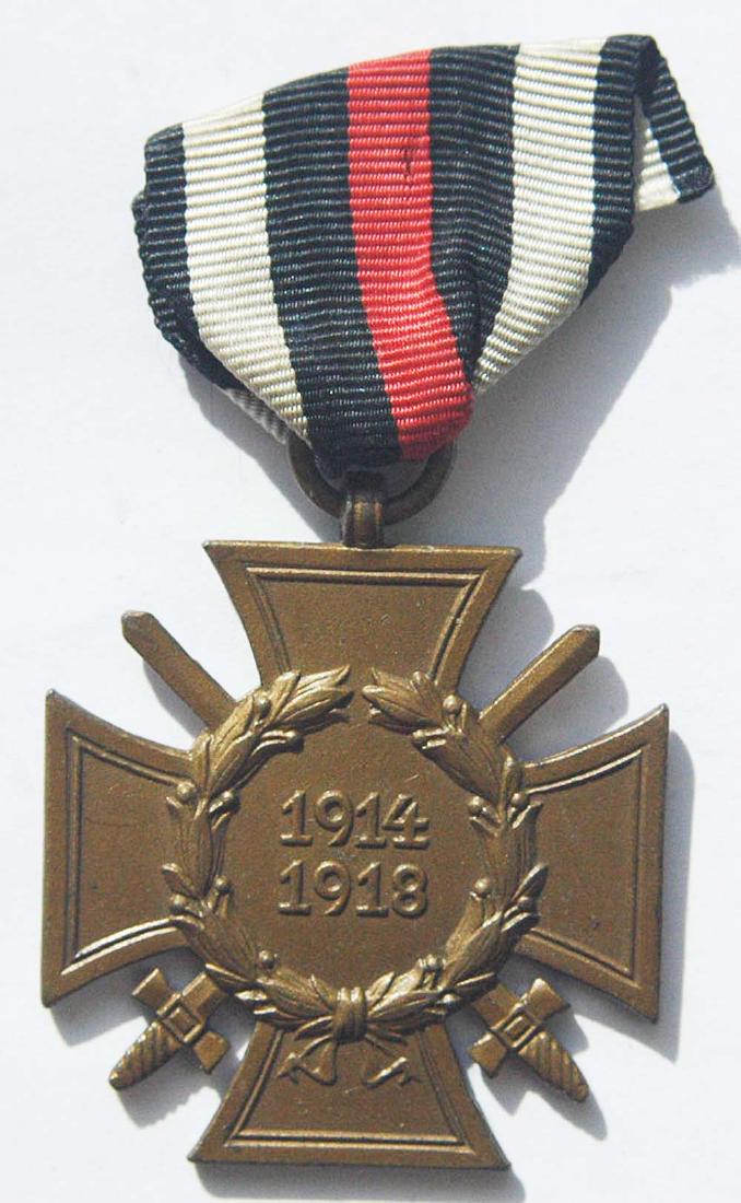 German WW1 WAR MEDAL w. SWORDS, ASSMANN (1 of 7)