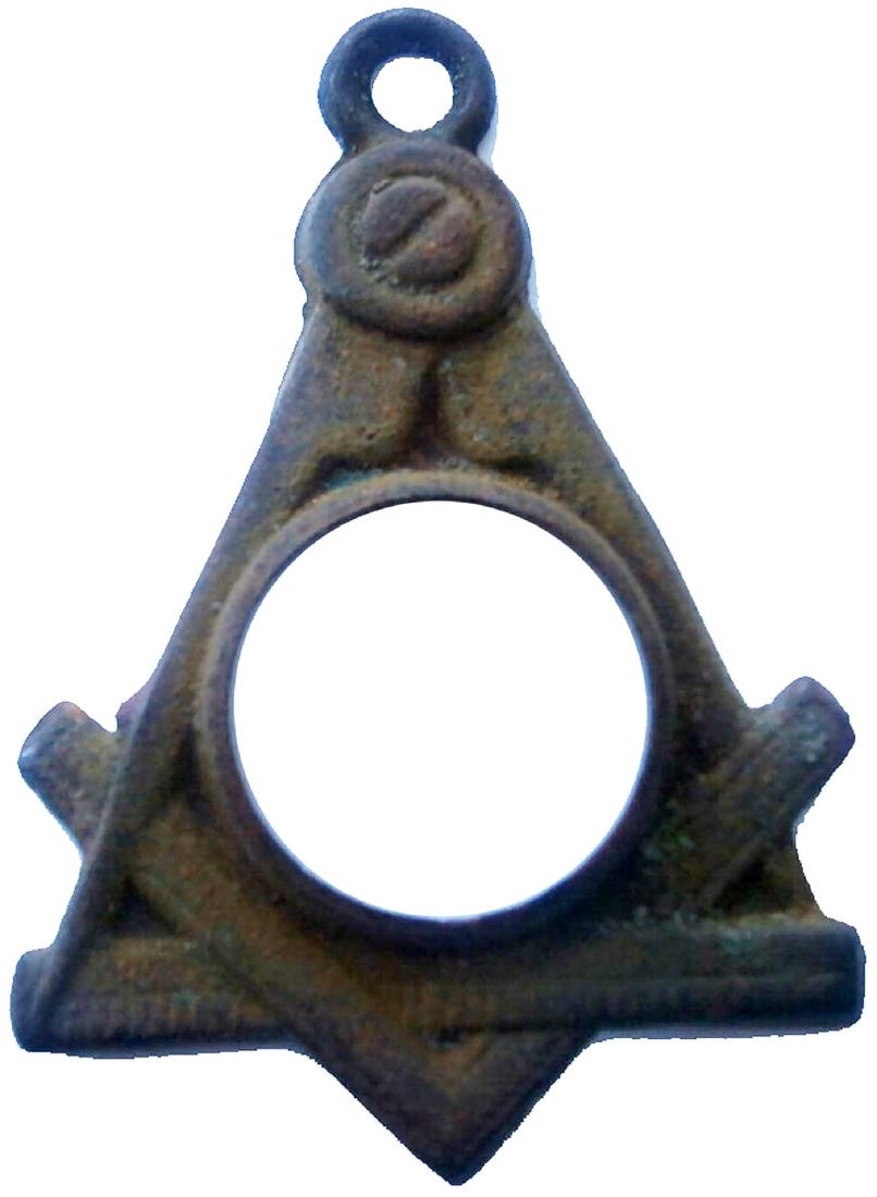 ANTIQUE Freemasonry Pendant w. Square & Compass: Original ANTIQUE Freemasonry 3RONZE Pendant with Square and Compass. Metal, 100% original, not reproduction. The item is for historic museum or private collection. Size: 35 x 24 mm. Please note: last 