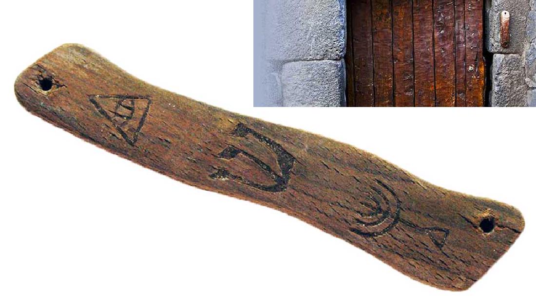 Jewish WW2 Mezuzah w. Hebrew & Menorah, Krakow 1941: Original Jewish WW2 Mezuzah with Hebrew and Menorah from Krakow in Poland, 1941. Original, not reproduction. The item is for historic museum or private collection. Size is 142 x 34 x 15 mm. Recently w