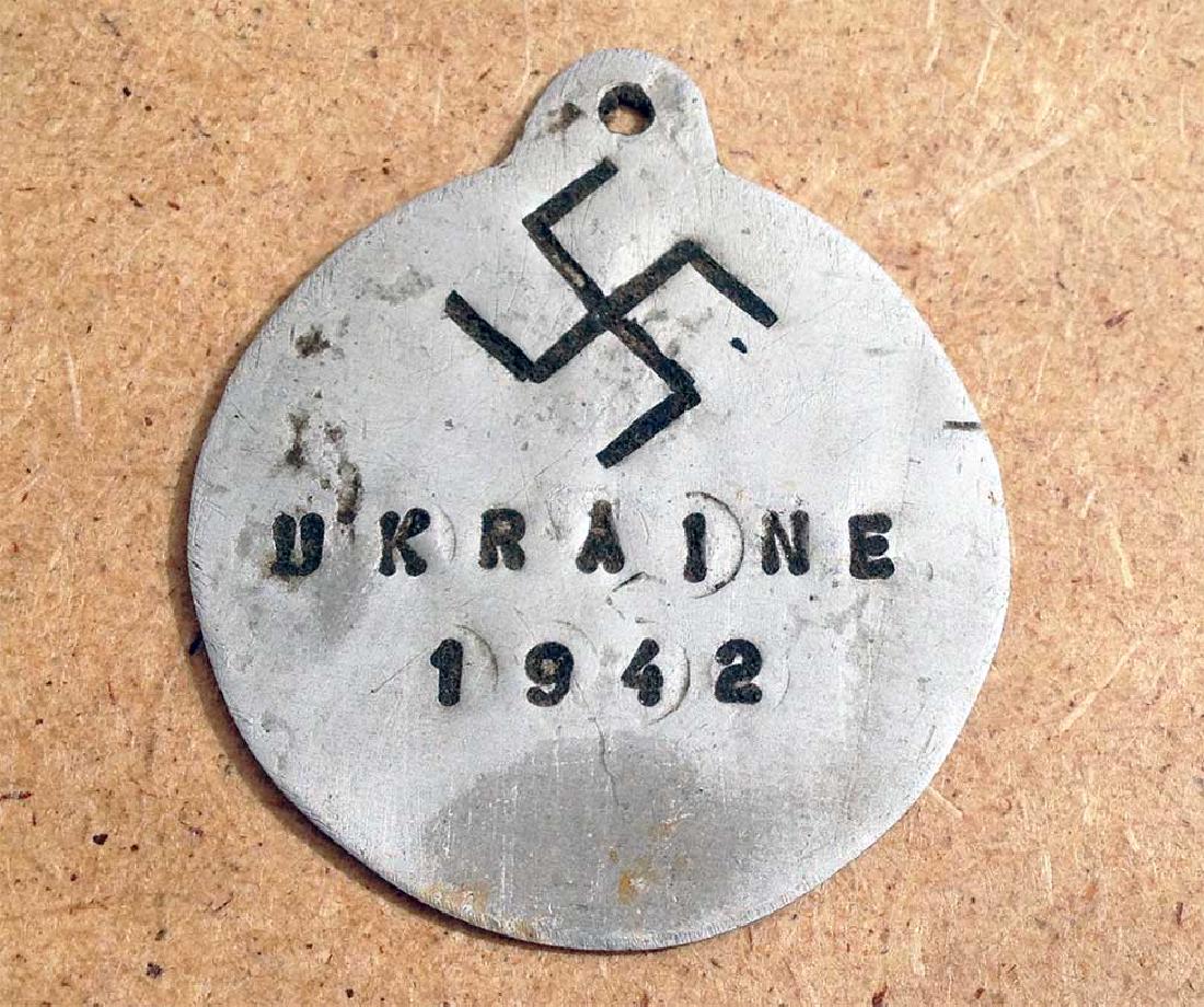 German WW2 Badge w. Swastika, Ukraine 1942: Rare German WW2 Badge with Swastika, Ukraine 1942. The badge has swastika on it, Inscription in German: UKRAINE and date 1942. It is a real witness of World history. Trench art. Size: 33 x 38 mm (1.30