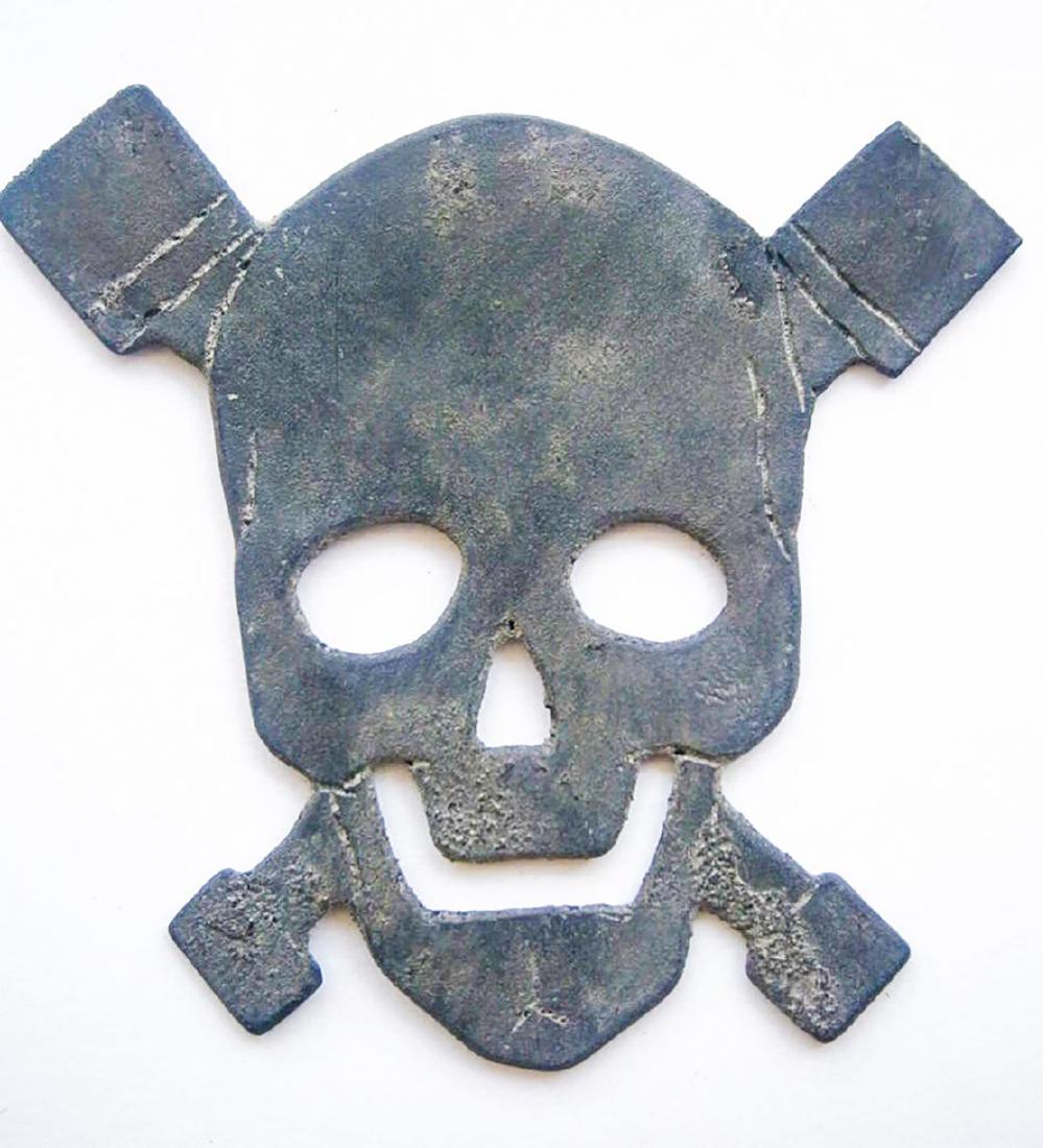 German WW2 Cockade w. Skull & Bones and GRENADEs: German WW2 Cockade with Skull and Bones and GRENADEs from Special Troop. Trench art, 1941 - 1945. Size: 86 x 84 mm. Very collectible item. We are selling an old collection of WW1 - WW2 trench art item