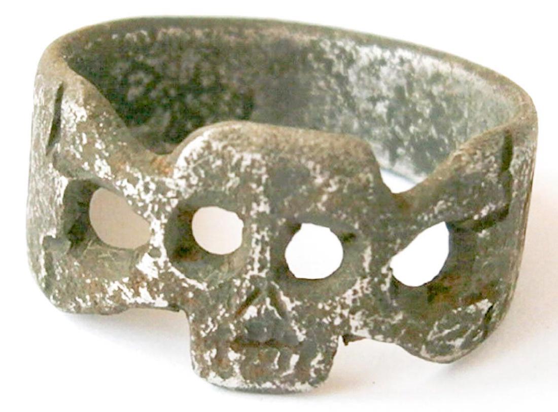 German WW1 Ring w. Skull & Bones, Trench Art 1915: Original German WW1 Ring with Skull and Bones, Trench Art, 1915. The ring is handmade and made from aluminum. SIZE: 22 x 22 x 12 mm, inside: 20 x1 9 mm. This item was obtained from a large old collect