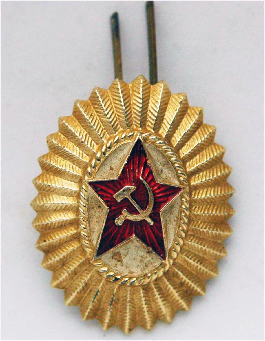 RUSSIAN USSR HAT BADGE COCKADE for Officer, 1970x: RUSSIAN USSR HAT BADGE COCKADE for Officer, 1970x. Very collectable Russian badge. All prongs are intact. We are selling a collection of a hat badges. ESTIMATE PRICE: $30 - $40. NO RESERVE auction. St