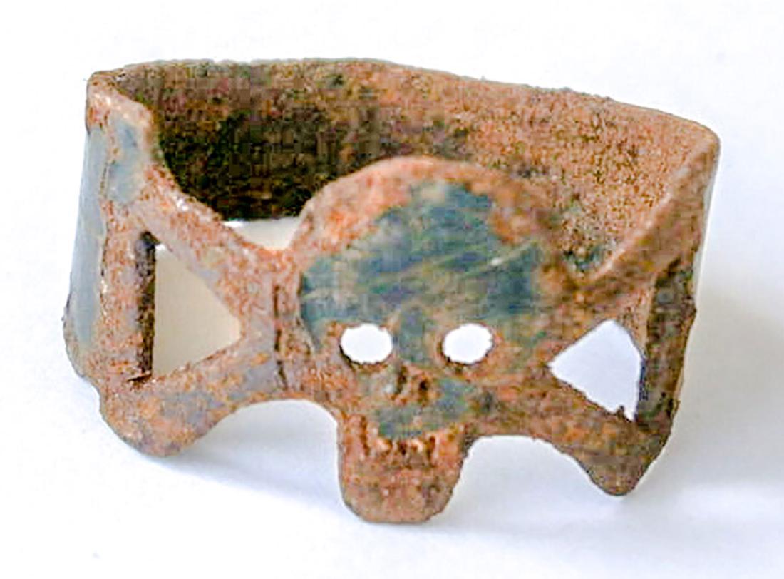 GERMAN WW2 RING w. SKULL & BONES, TRENCH ART: ORIGINAL GERMAN WW2 RING with SKULL and BONES Trench art, 1941-1945. SIZE: 25,5 x 24 x 15 mm. Very collectible item. We are selling an old collection of WW2 trench art items. The item is for historic