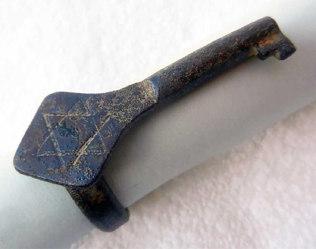 UNIQUE JEWISH WW2 RING w. KEY and STAR of DAVID: UNIQUE JEWISH WW2 RING with KEY and STAR of DAVID From Medieval Period. The ring has a key and Star of David on it. Very unusual item. SIZE: 24 mm. This item was obtained from a large old collection i