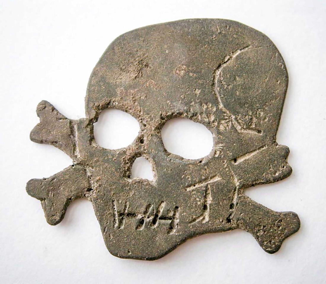 GERMAN WW2 COCKADE w. SKULL & BONES, TRENCH ART: ORIGINAL German WW2 Cockade with Skull and Bones Trench art. Metal. Very complicated job. SIZE: 37 x 39 mm. Very collectible item. We are selling the collection with unique trench art items. Original,