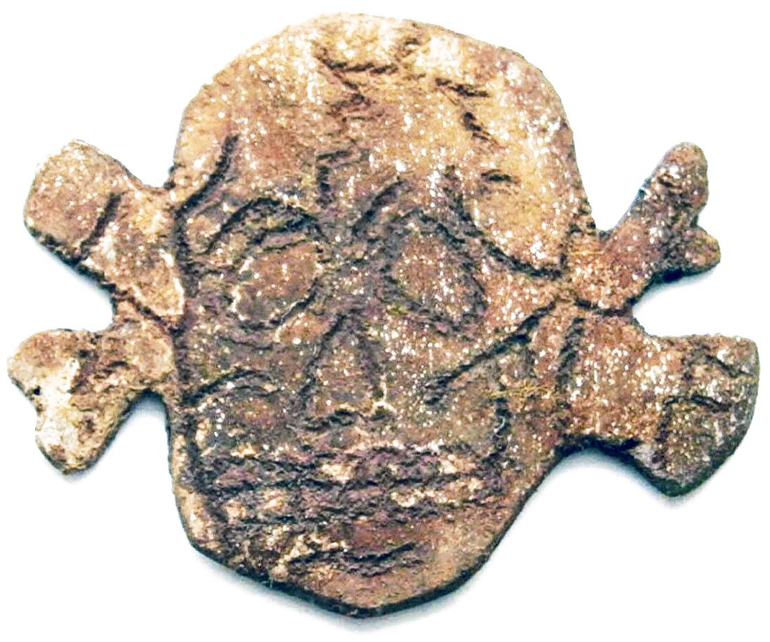 GERMAN WW2 COCKADE w. SKULL & BONES, OSTFRONT: ORIGINAL GERMAN WW2 COCKADE with SKULL and BONES, OSTFRONT 1941 Trench art. Original, not reproduction. Hand made, very nice job. SIZE: 30 x 29 mm. Please note: last image is for sample only. ESTIMATE