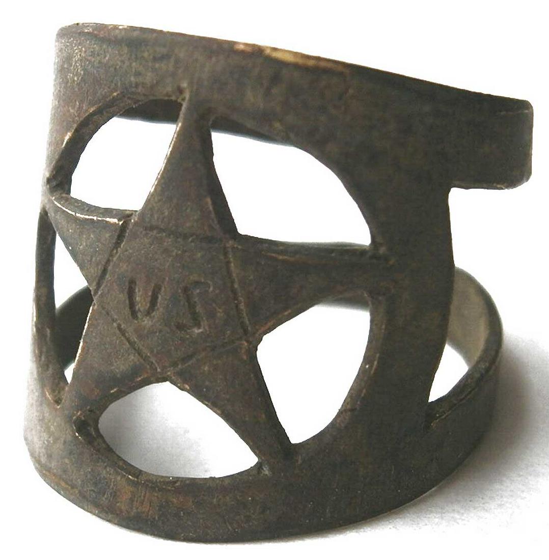 ORIGINAL USA WW2 RING w. STAR, TRENCH ART 1945: ORIGINAL USA WW2 RING with STAR, TRENCH ART 1945 The star has an Inscription on it: US. Very nice job. This item was obtained from a large old collection in Europe. SIZE: 26 x 25 x 23 mm, inside: is 2