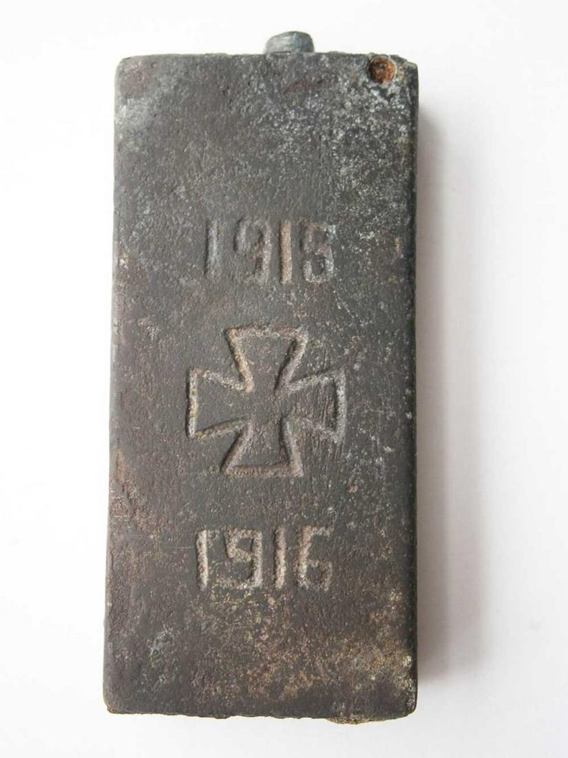 ORIGINAL GERMAN WW1 LIGHTER w. IRON CROSS, 1915-1916: ORIGINAL GERMAN WW1 LIGHTER with IRON CROSS, 1915-1916 Trench art. The lighter has an Inscription: 1915, 1916 and Iron Cross on it. Very nice handmade item. Original, not reproduction. The item is per