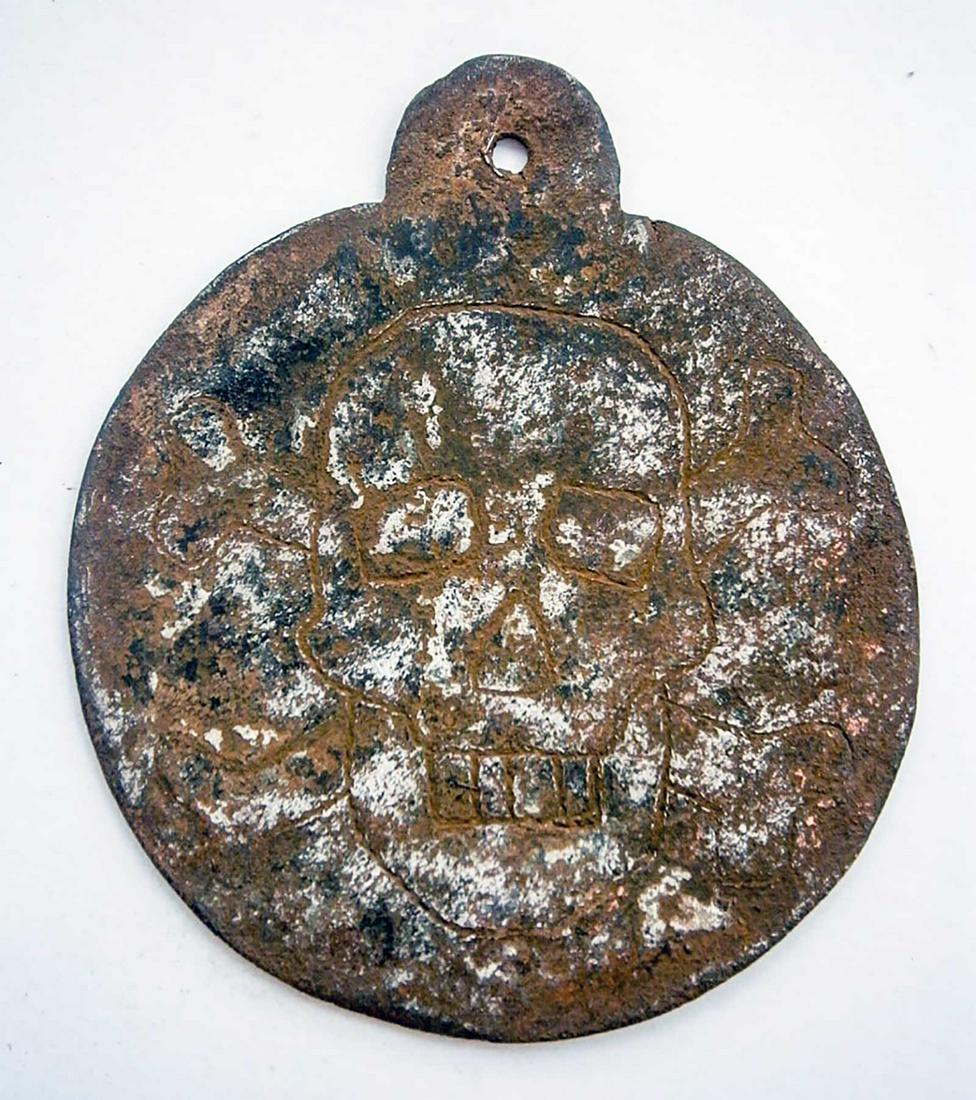 GERMAN WW2 MEDALION w. SKULL & BONES, TRENCH ART: GERMAN WW2 MEDALION with SKULL and BONES Trench art, 1941-1945. SIZE: 48 x 41 mm. Very collectible item. We are selling an old collection of WW1-WW2 trench art items. The item is for historic museum o