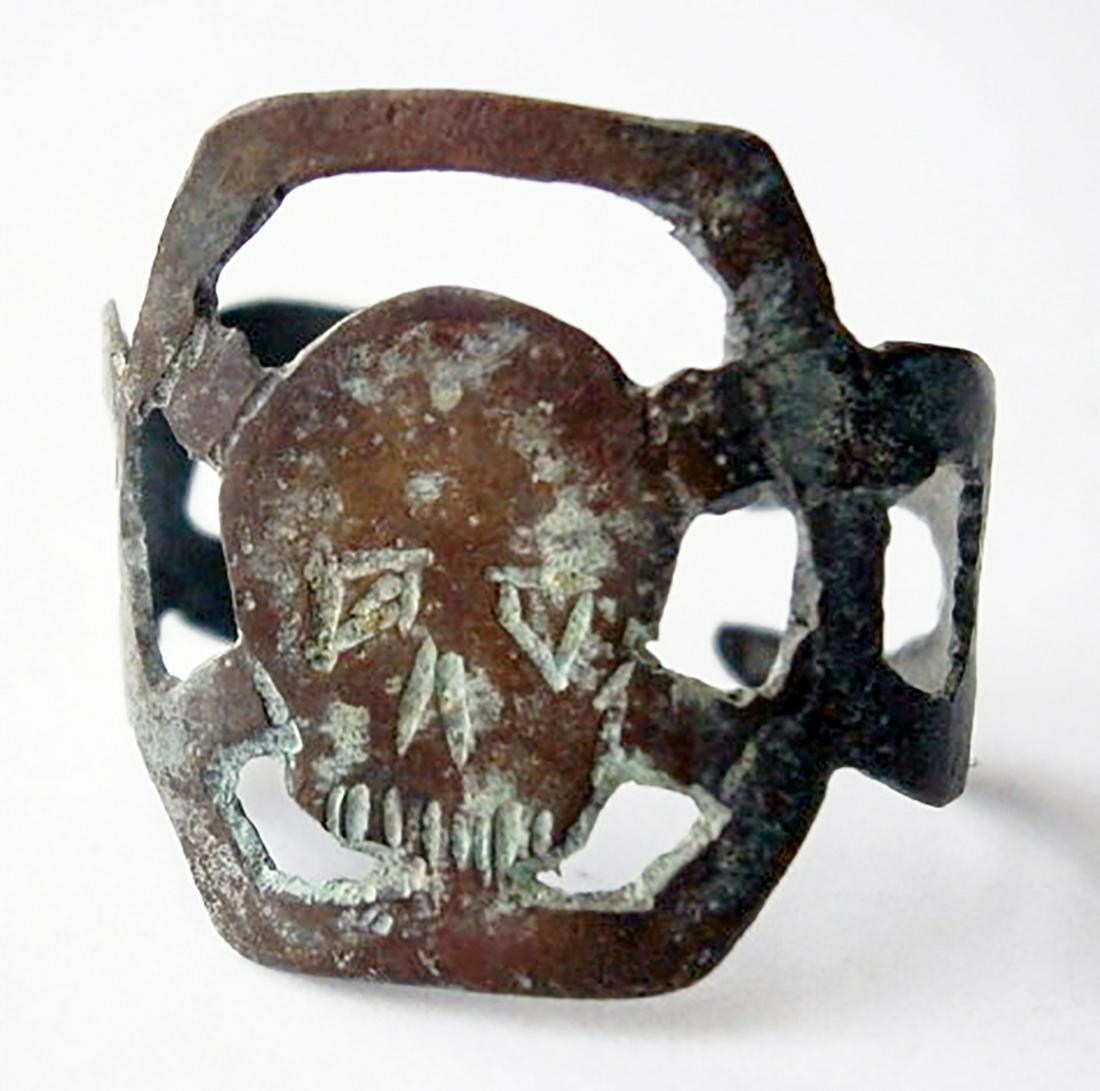 GERMAN WW2 RING w. SKULL & BONES, TRENCH ART: ORIGINAL GERMAN WW2 RING with SKULL & BONES, TRENCH ART The ring is handmade and made from aluminum. SIZE: 22 mm. This item was obtained from a large old collection in Europe. Please note: last image