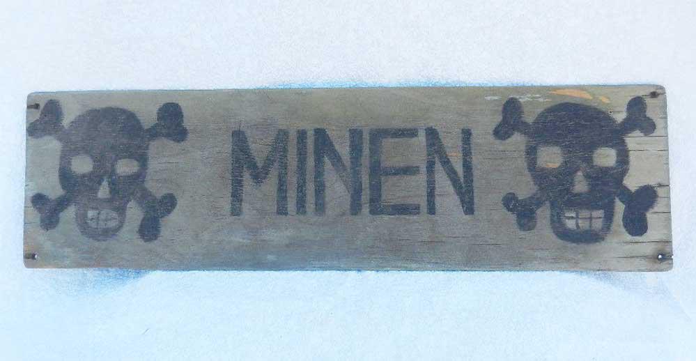 GERMAN WW2 NAZI MINEN SIGN fr. 1st PANZER DIVISION: ORIGINAL GERMAN WW2 NAZI MINEN SIGN from 1st PANZER DIVISION The sign is handmade and made on Plywood. SIZE: 448 x 128 x 3 mm. According information from previous owner this sign is from 1st SS Panzer
