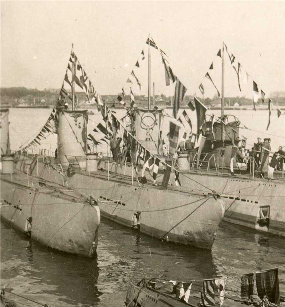 PHOTO U-BOATS w. KILL FLAGS, GERMAN WW2: EXTREMELY RARE PHOTO U-BOATS with KILL FLAGS, GERMAN WW2 It is a real witness of World history. The item has passed very important test - it does not glow under black light (all modern paper glows und