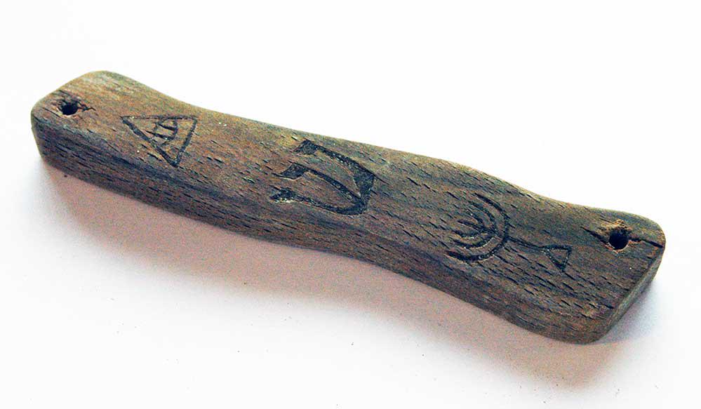 JEWISH WW2 MEZUZAH w. MENORAH fr. KRAKOW, 1941: JEWISH WW2 MEZUZAH with MENORAH from KRAKOW in POLAND, 1941 Original, not reproduction. From real old collection! The item is for historic museum or private collection. SIZE: 142 x 34 x 15 mm. We are 