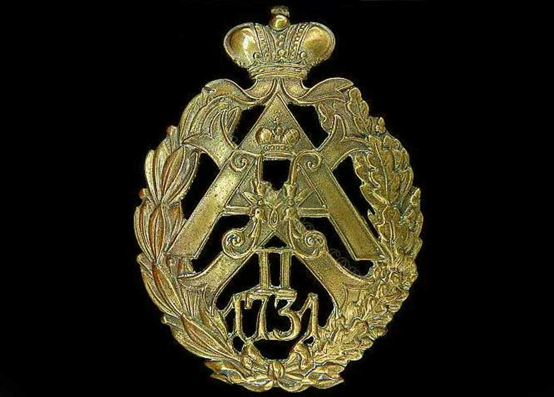 RUSSIAN IMPERIAL BADGE 31st INFANTRY REGIMENT: RUSSIAN IMPERIAL BADGE of 31st INFANTRY REGIMENT, 1911 Gold wreath of laurel and oak branches bound by a gold ribbon. inside: the wreath is the gold cypher of the Empress Anna Ioannovna beneath the go