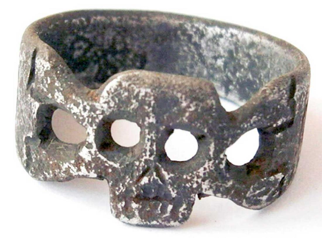 GERMAN WW1 RING w. SKULL & BONES, TRENCH ART 1915: ORIGINAL GERMAN WW1 RING with SKULL & BONES, TRENCH ART, 1915 The ring is handmade and made from aluminum. SIZE: 22 x 22 x 12 mm, inside: 20 x 19 mm. This item was obtained from a large old collection