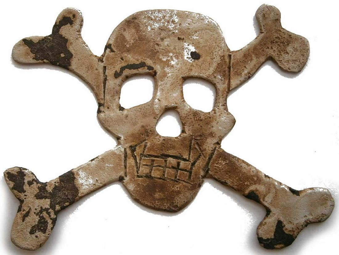 ORIGINAL GERMAN WW2 BADGE SKULL & BONES: ORIGINAL GERMAN WW2 BADGE SKULL and BONES, TRENCH ART For Special Forces. SIZE: 55 x 40 x 1 mm (2 1/4 x 1 1/2 x 1/10 inches). Very collectible item. We are selling an old collection of WW2 trench art